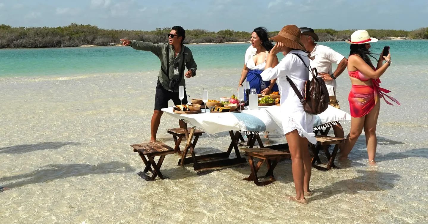 Kevliving guiando a un grupo de personas en Sisal durante un tour inmobiliario